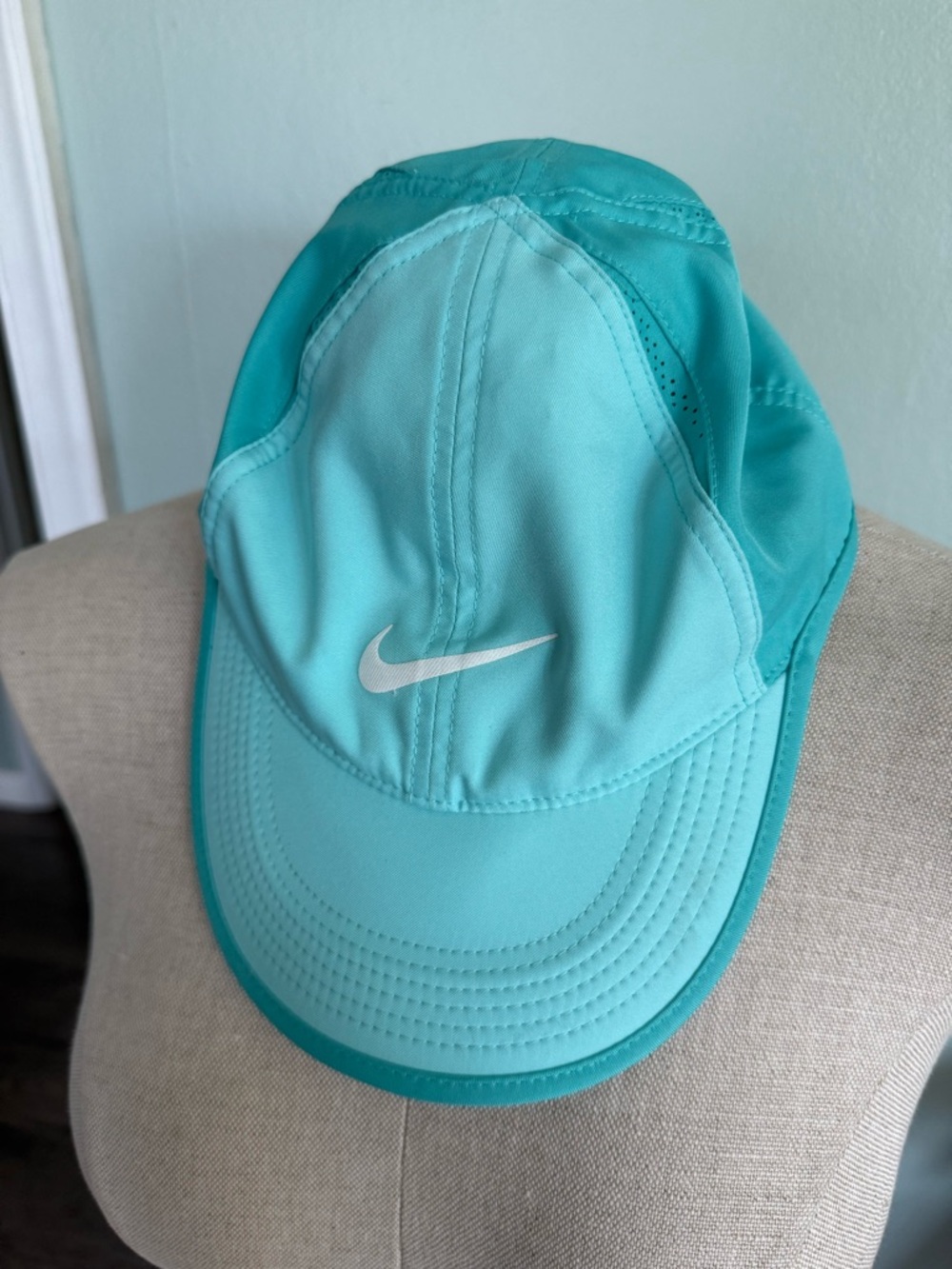 Nike Women’s Featherlight Dri-Fit Adjustment Aqua Blue Hat Cap One Size
